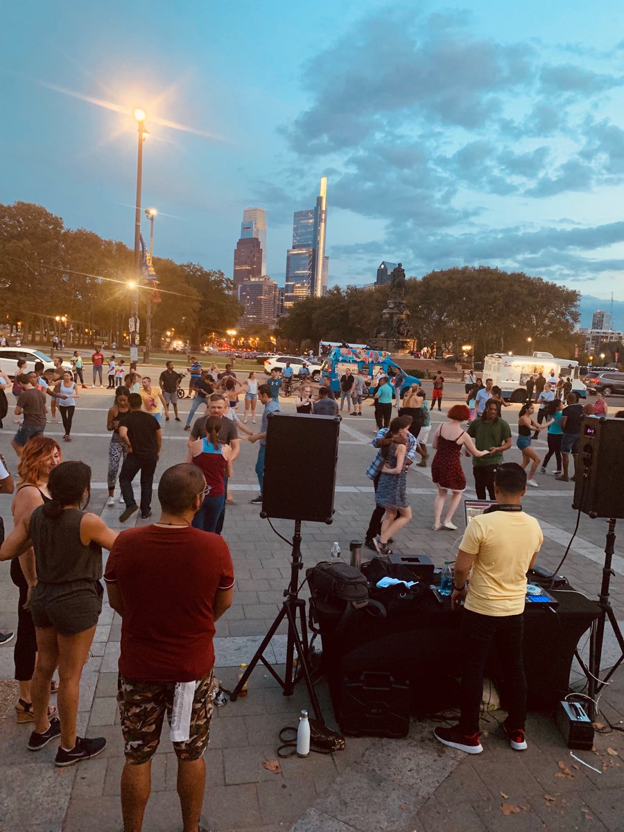 Salsa on the Art Museum Steps as the sun goes down their next stop is ⁦<a href="/LOVEParkPhilly/">LOVE Park</a>⁩ Friday night 7-10pm