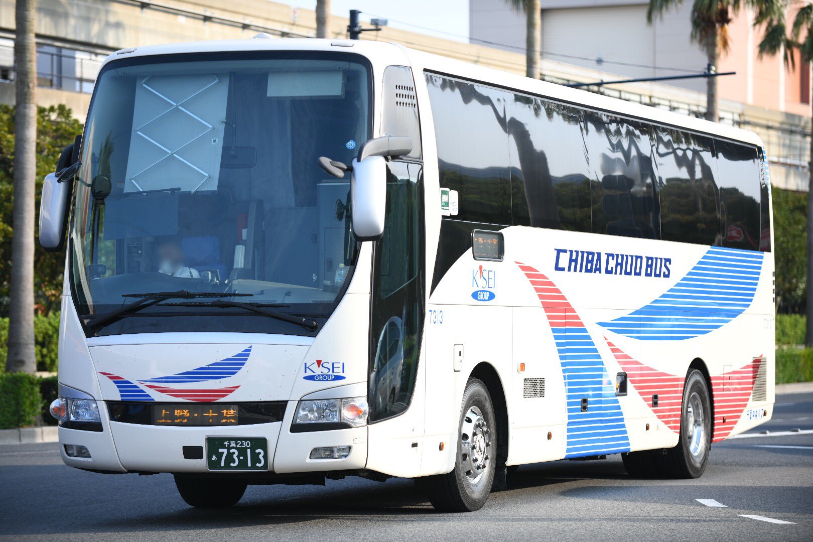 Yes We Can 今朝はディズニーシーから 京都 上野 東京ディズニーリゾート線に入る千葉中央バスの三菱ふそうエアロクイーン せっかく有給使ってきたのに お目当てだった和歌山バスのサウスウェーブは来ず また出直します 千葉中央バス 三菱ふそう