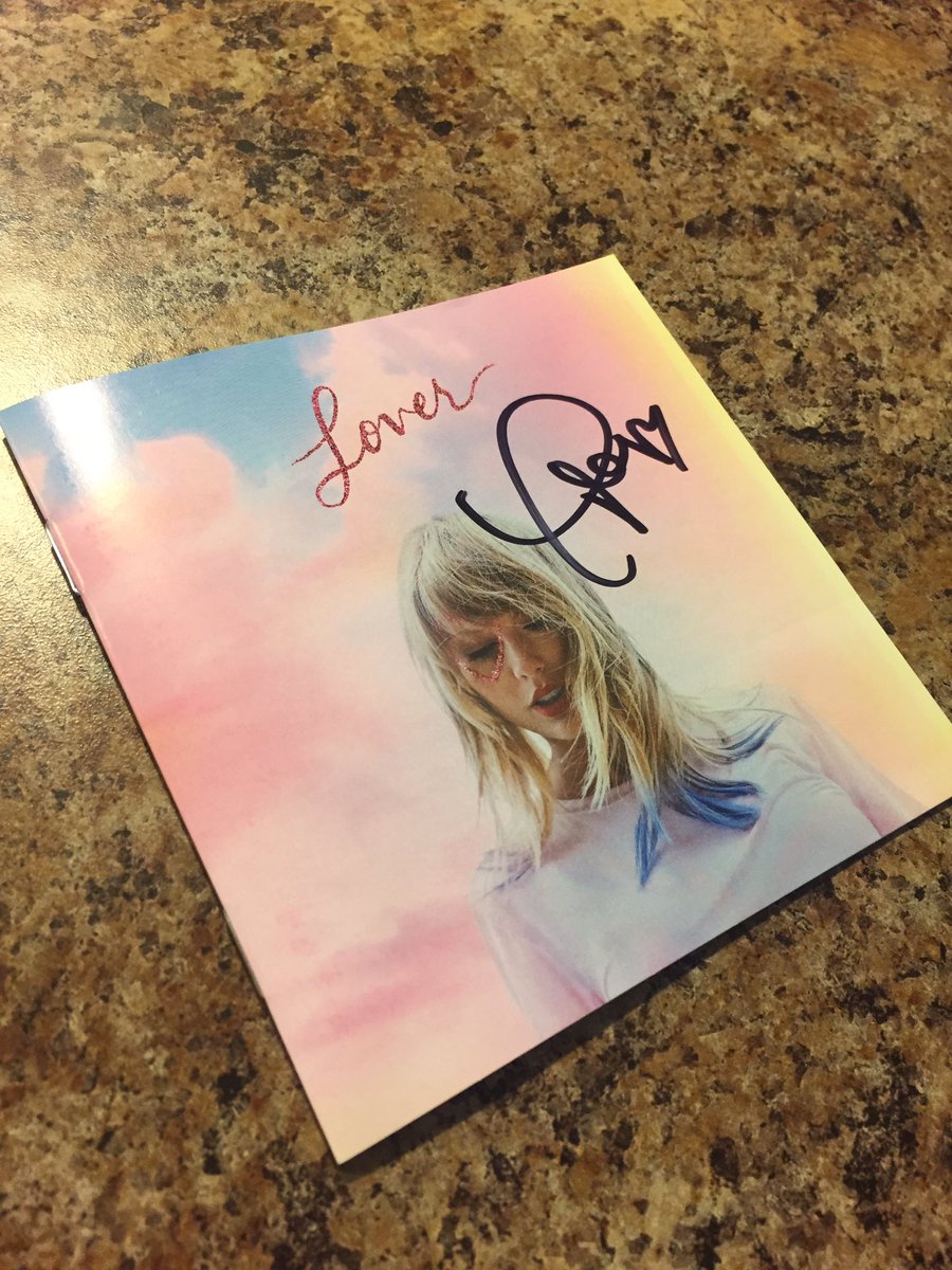 piecesintoplace's tweet photo. ‼️GIVEAWAY‼️ 
Swifties!! So I ended up having an extra signed Lover booklet! I know a lot of you didn’t have the chance to get one so I want to give this one away. To enter: 
💗 RT this tweet. 
💗 Follow me.

AND YES THIS IS OPEN INTERNATIONALLY! Ends on October 13th. Good luck! https://t.co/LTbTKz31vB