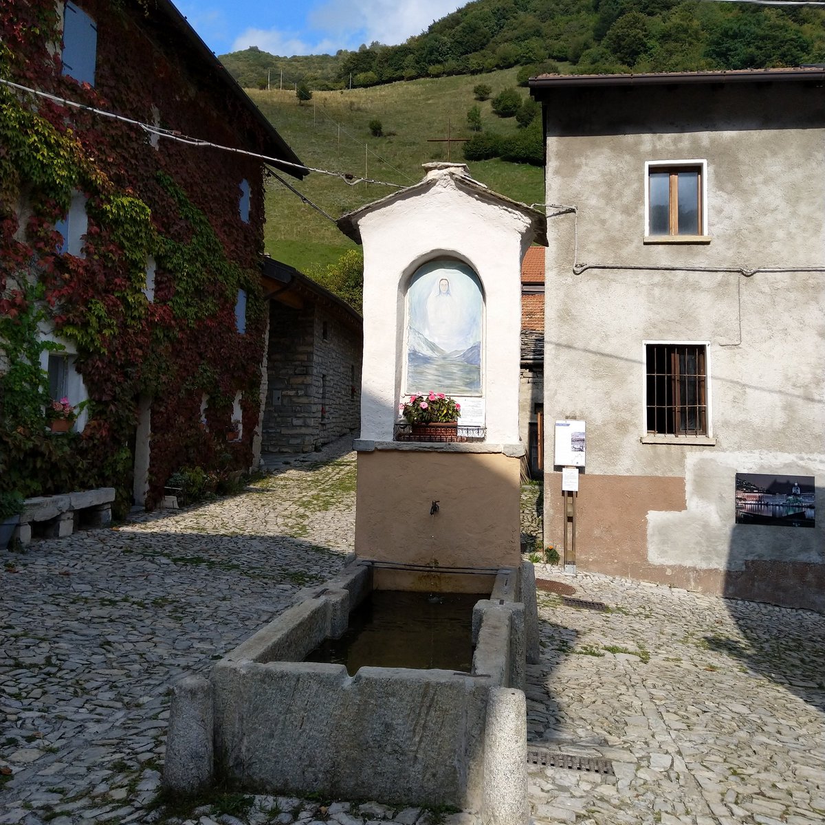 patatofriendly's tweet photo. Da vedere in #valleintelvi: il piccolo paese di #Erbonne (dove vivono 12 abitanti!), il #SentierodelleEspressioni (da fare coi bimbi) e il belvedere del #MonteComana (da cui si ammira il lago di #Como). Giornata intensa e zaino bimbo #suppliedby @decathlonitalia #decathlonitalia https://t.co/B49ysXOokw