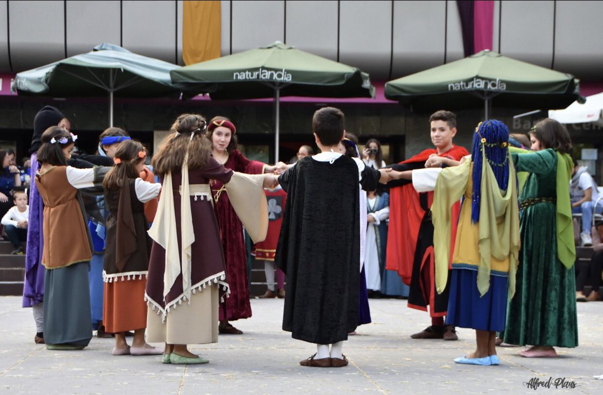 EASantJulia's tweet photo. #FIRAMEDIEVAL Alguns dels nostres alumnes han participat de la Vila Medieval amb l’@EsbartL! 🧙🏻♀️🧝🏻♀️ Molt orgullosos/es de la seva implicació en els fets socials, culturals i tradicionals de la parròquia! @comusantjulia 👍🏻👏🏻 #EASJ FOTOS: @EsbartL https://t.co/9ICRtQSgsk