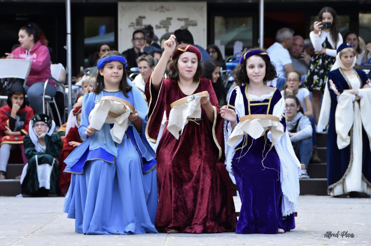 EASantJulia's tweet photo. #FIRAMEDIEVAL Alguns dels nostres alumnes han participat de la Vila Medieval amb l’@EsbartL! 🧙🏻♀️🧝🏻♀️ Molt orgullosos/es de la seva implicació en els fets socials, culturals i tradicionals de la parròquia! @comusantjulia 👍🏻👏🏻 #EASJ FOTOS: @EsbartL https://t.co/9ICRtQSgsk