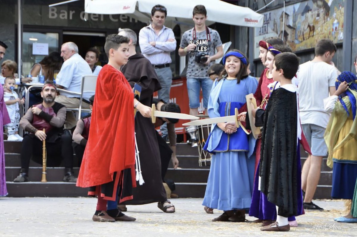 EASantJulia's tweet photo. #FIRAMEDIEVAL Alguns dels nostres alumnes han participat de la Vila Medieval amb l’@EsbartL! 🧙🏻♀️🧝🏻♀️ Molt orgullosos/es de la seva implicació en els fets socials, culturals i tradicionals de la parròquia! @comusantjulia 👍🏻👏🏻 #EASJ FOTOS: @EsbartL https://t.co/9ICRtQSgsk