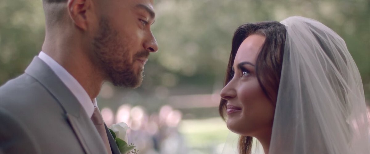 ddl_catchme's tweet photo. OH TELL ME YOU LOOOOVE ME I NEED SOMEONE ON DAYS LIKE THIS I DO ON DAYS LIKE THIS #streamTMYLM https://t.co/h8kYjWMFGP
