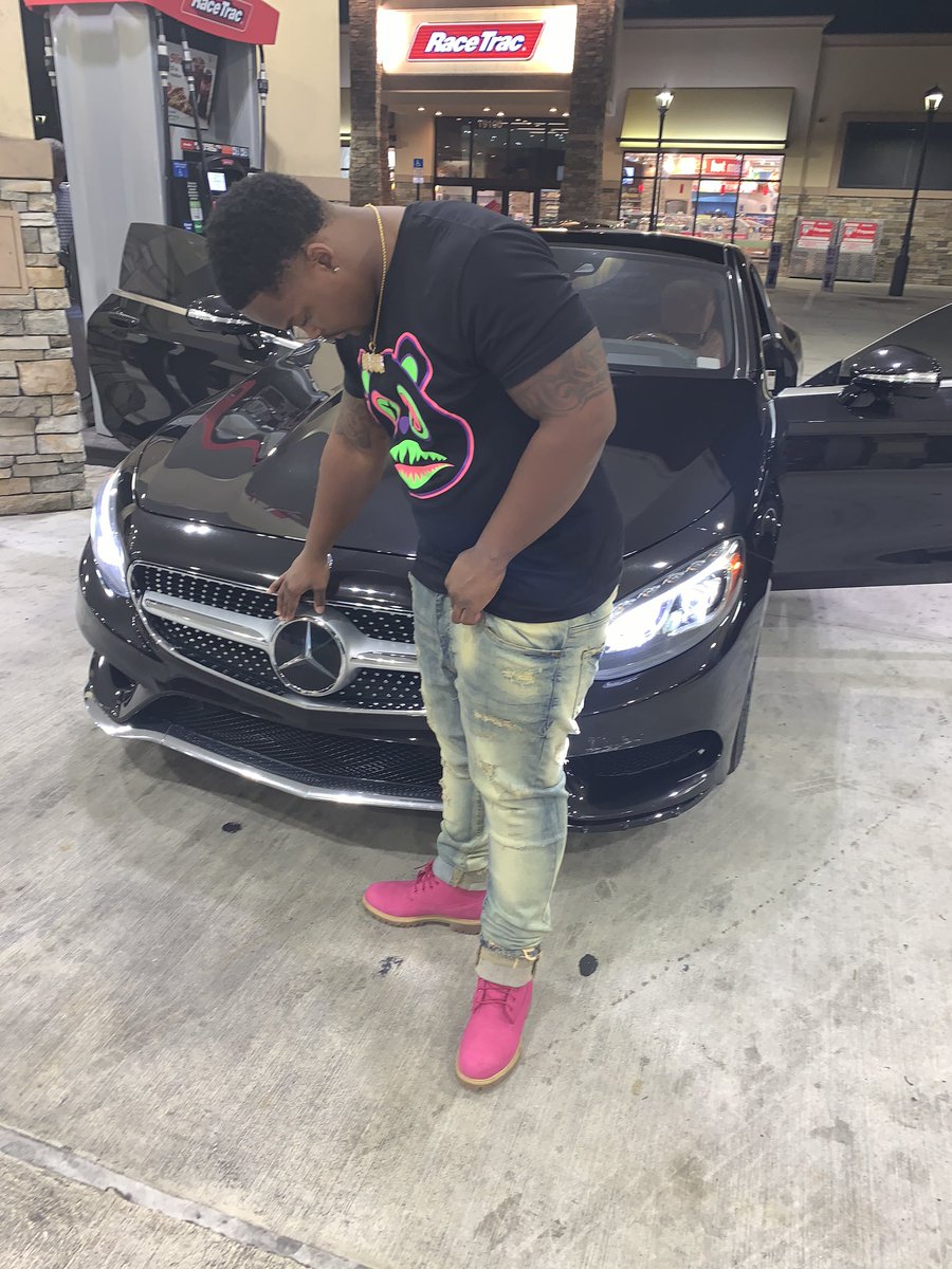 Mobhugh's tweet photo. Bless to see another year 🎊💰#birthdayboy https://t.co/MRfcKyCtQb