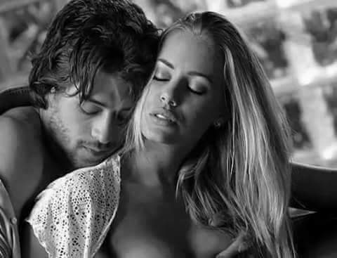 قلمي يكتب -- قصة كوب قهوة ساخن

كنا معا همست له
كوب قهوه ساخن
قطعة سكر تشبهك
هدوء تام
تنفس عميق بالحب
وأغنية على ثغر الفرح من اصاله لو تعرفوا بنحبكم ونعزكم كده أد ايه
تتبعها نجاة إلا إنت
ورعشة غرام منك ومني
وأسكنك فمي واستنطق العشق حرفا يتلو حرف
أ ح ب ك واحتاج إليك عاشقي
Rasha❤