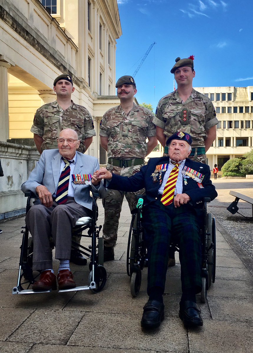 ArmyInLondon's tweet photo. Young Guardsmen have had the privilege of meeting 2 very special WW2 veterans. They faced all the German Army could throw at them as they served alongside @GrenadierGds, William Earl as a medic in Italy; Sergeant Jeffrey Haward at Arnhem. #75yrsoffreedom @BritishArmy #thenandnow https://t.co/HlKqmU1Ilk