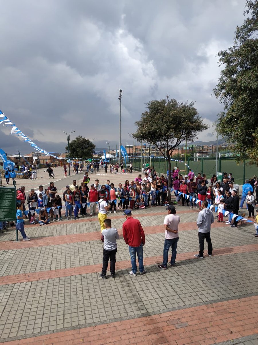 IDRD's tweet photo. Los vecinos del parque La Aurora en Usme disfrutan de actividades recreativas, deportivas y culturales en el #Festiparque.
#RecreaciónComunitaria 🤹🏻♂️⚽️🎭😃 https://t.co/fO5BLcFoLq