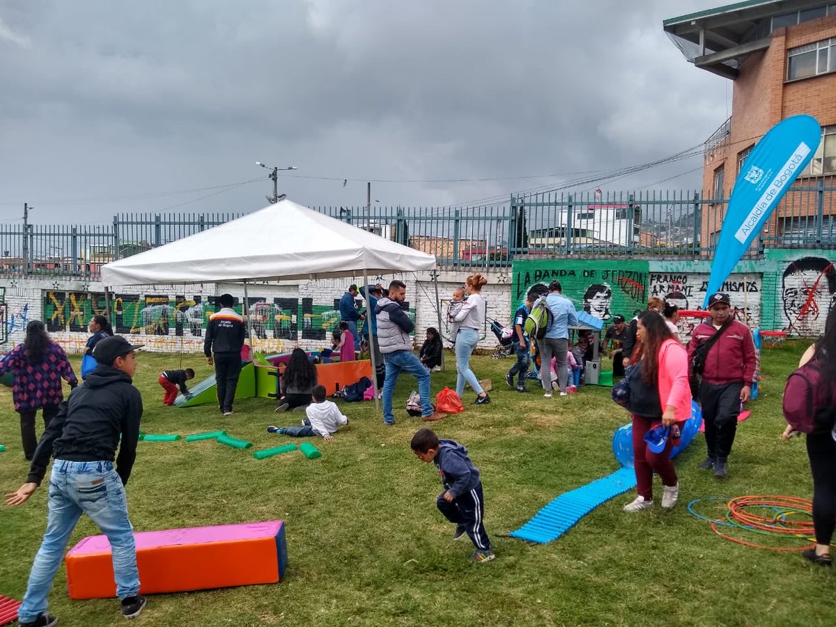 IDRD's tweet photo. Los vecinos del parque La Aurora en Usme disfrutan de actividades recreativas, deportivas y culturales en el #Festiparque.
#RecreaciónComunitaria 🤹🏻♂️⚽️🎭😃 https://t.co/fO5BLcFoLq