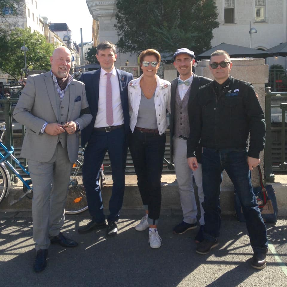 schreibgreiner's tweet photo. So macht Krebsvorsorgesensibilisierung Spaß. 😉 Danke für die Einladung zum The Distinguished Gentleman's Ride Vienna, @stadtkind! 💪🙌🤘

#Prostatavorsorge #Krebs #Früherkennung #AlsichdemTodindieEiertrat #DGR2019 #Vienna https://t.co/mKS8FeuPZn