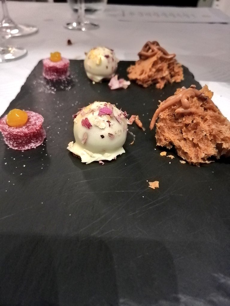 What a amazing evening we had lastnight.
@GreenhouseCT, Hermanus Pop-up with <a href="/FarrelHirsch/">Farrel Hirsch</a>
What a talented, passionate chef, so energetic.
Beautiful presented dishes.Intense flavours. Superb wines from <a href="/creationwines/">Carolyn Martin</a>, <a href="/hamiltonrussel/">Russel Hamilton</a> <a href="/BouchFinlayson/">Bouchard Finlayson</a>
<a href="/Hemel_En_Aarde/">Hemel-en-Aarde Wines</a>
#cheflife