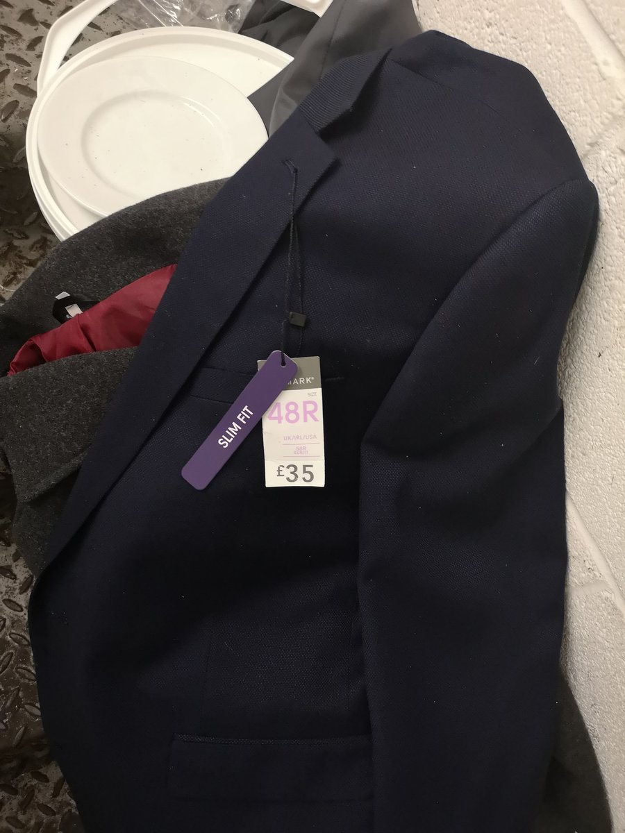 Droop69's tweet photo. @TheSmokeyCarter This was left after the races last night.... #wrongtags https://t.co/B0YClBXKt0