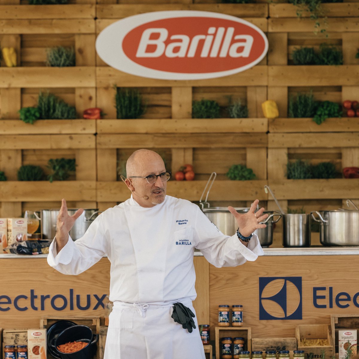 JWMarriott's tweet photo. How do you make the perfect pasta? We joined chef, Robert Bassi, to learn firsthand the art to his craft @barilla @electrolux #JWPartner #GatherVenice https://t.co/HbGvIb70TL