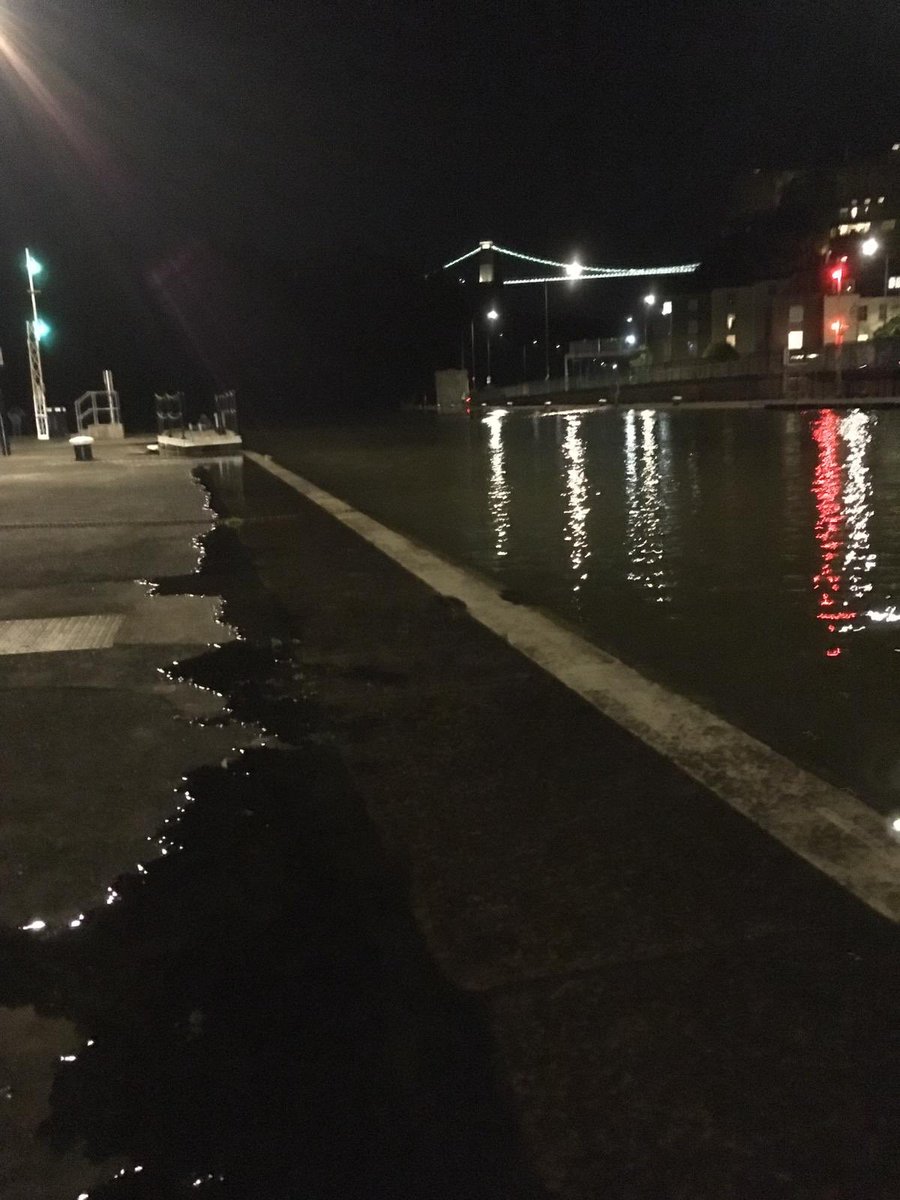 HarbMasterBris's tweet photo. A few photos of this evenings 11.6 metre tide, same height predicted for tomorrow evening... #lovebristolharbour #bristolhighwater #highwater https://t.co/NDpWXZC53n