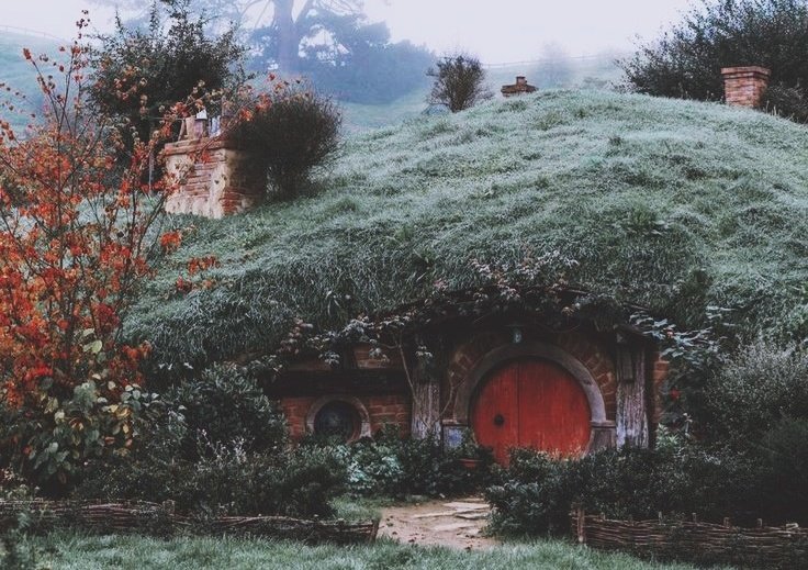 MultiversoTM's tweet photo. “En un agujero en el suelo, vivía un hobbit. No un agujero húmedo, sucio, repugnante, con restos de gusanos y olor a fango, ni tampoco un agujero seco, desnudo y arenoso, sin nada en que sentarse o que comer: era un agujero-hobbit, y significa comodidad.”

https://t.co/TKQK5ys11W