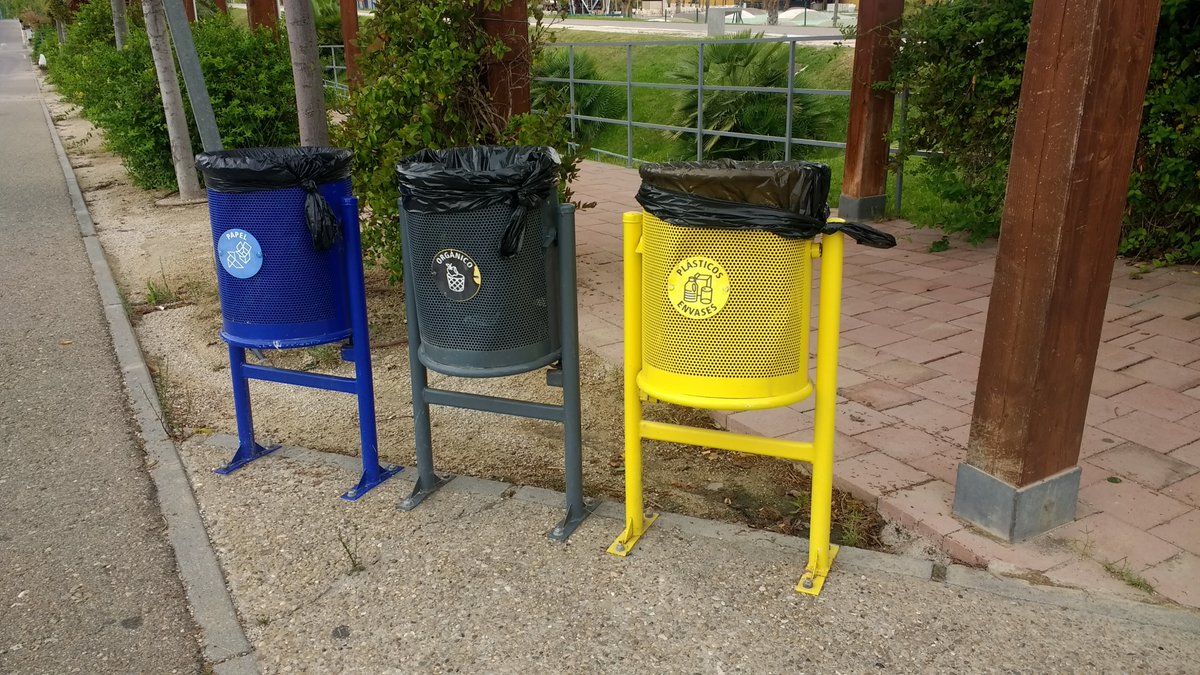 rrssaragon's tweet photo. @GPSOEAragon,@PodemosAragon,@CHACortes,@iu_aragon,@PARCortes,@felipefaci,@tonimartinez24. Cocentraciones por la #EmergenciaClimatica en los patios y una sola papelera para todo. No puede ser ni muy caro ni muy difícil tener en nuestros patios publicos una solución como en la foto https://t.co/WAcKLbFv0r