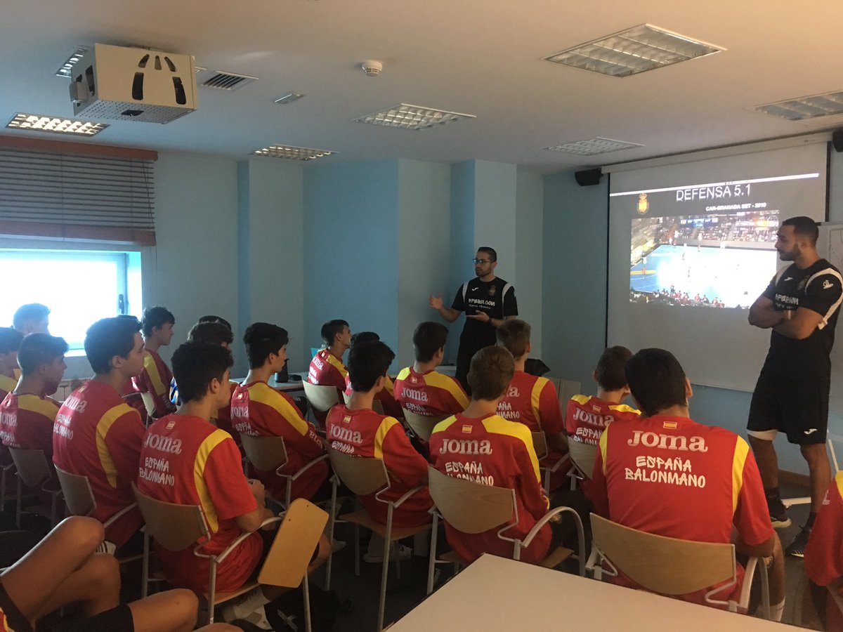 Esp_Entrenador's tweet photo. 💪🏼🤾🏽♂️ Primer dia de actividad en el @CARSierraNevada con la
#Generacion0405
@RFEBalonmano #HispanosPromesas https://t.co/F4oEmgwqde