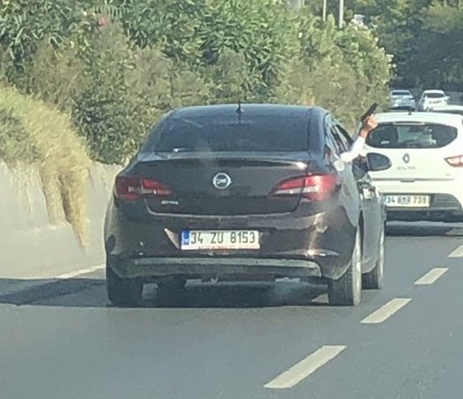 FirsatDedektif's tweet photo. Yer:Bağcılar Göztepe
Saat: 16:10
Mahmut bey gişelerden Aksaray istikametine giderken, bir şahıs, arabadan silah çıkarıp trafikteki insanları korkutuyor. https://t.co/wuLRawpBR3