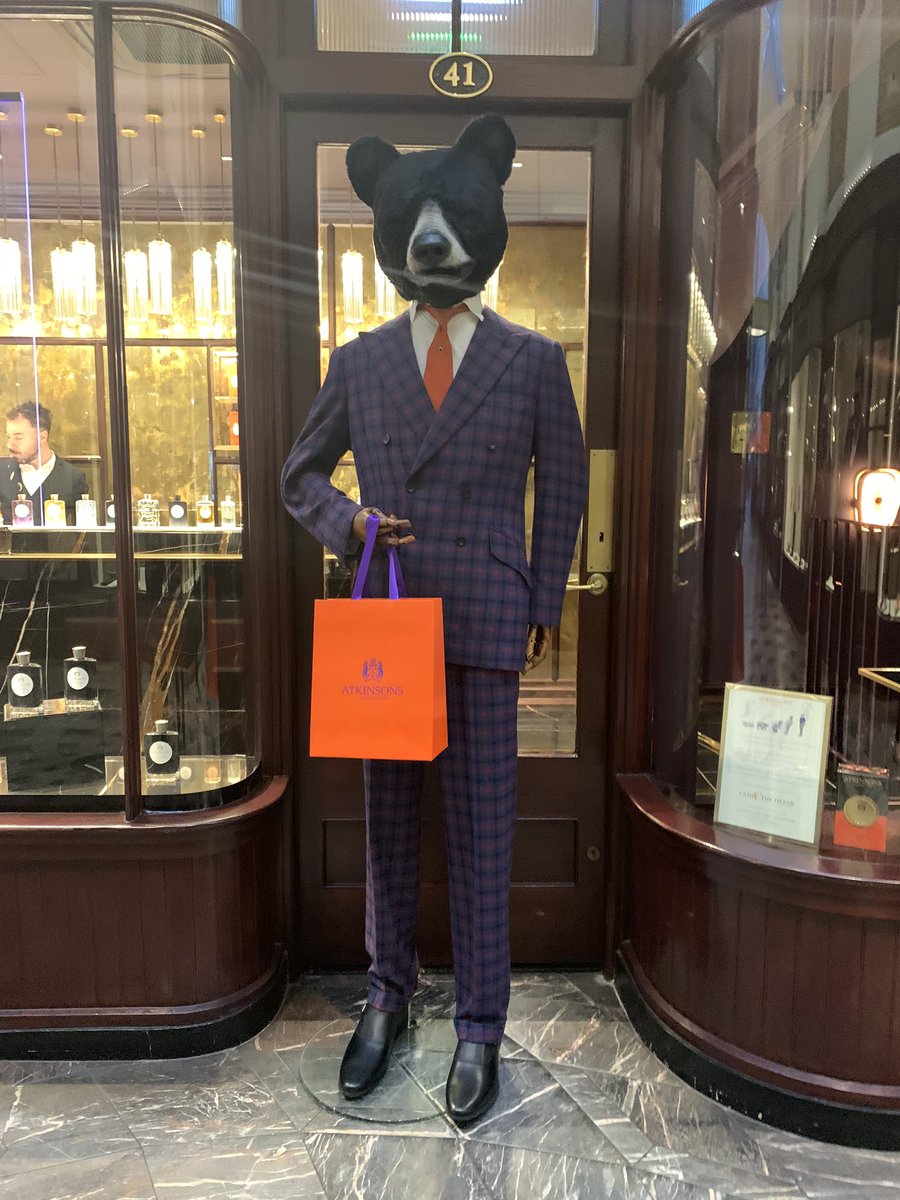 U posljednje tri godine muški modni dodaci i kozmetika stvorili su milijarde profita i promjenili ekonomski razvoj brojnih kompanija, rođeni su novi brendovi fokusirani na muškarce i tinejdžere koji zbog financijske sigurnosti postaju odlični potrošači e poslovanja.