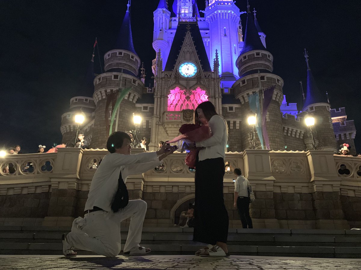 kennon0928's tweet photo. 9月28日2年記念日にディズニーランドでプロポーズされました😂💗  サプライズに感動😭 ずっとディズニーでプロポーズされるの憧れてたし薔薇の花束もTiffanyの指輪も憧れが3個も叶ってほんと幸せすぎてやばちんでした😂💍 これから大変なもたくさんあると思うけど2人で乗りこえていこーね٩(ˊᗜˋ*)و https://t.co/SoNqZccAJq