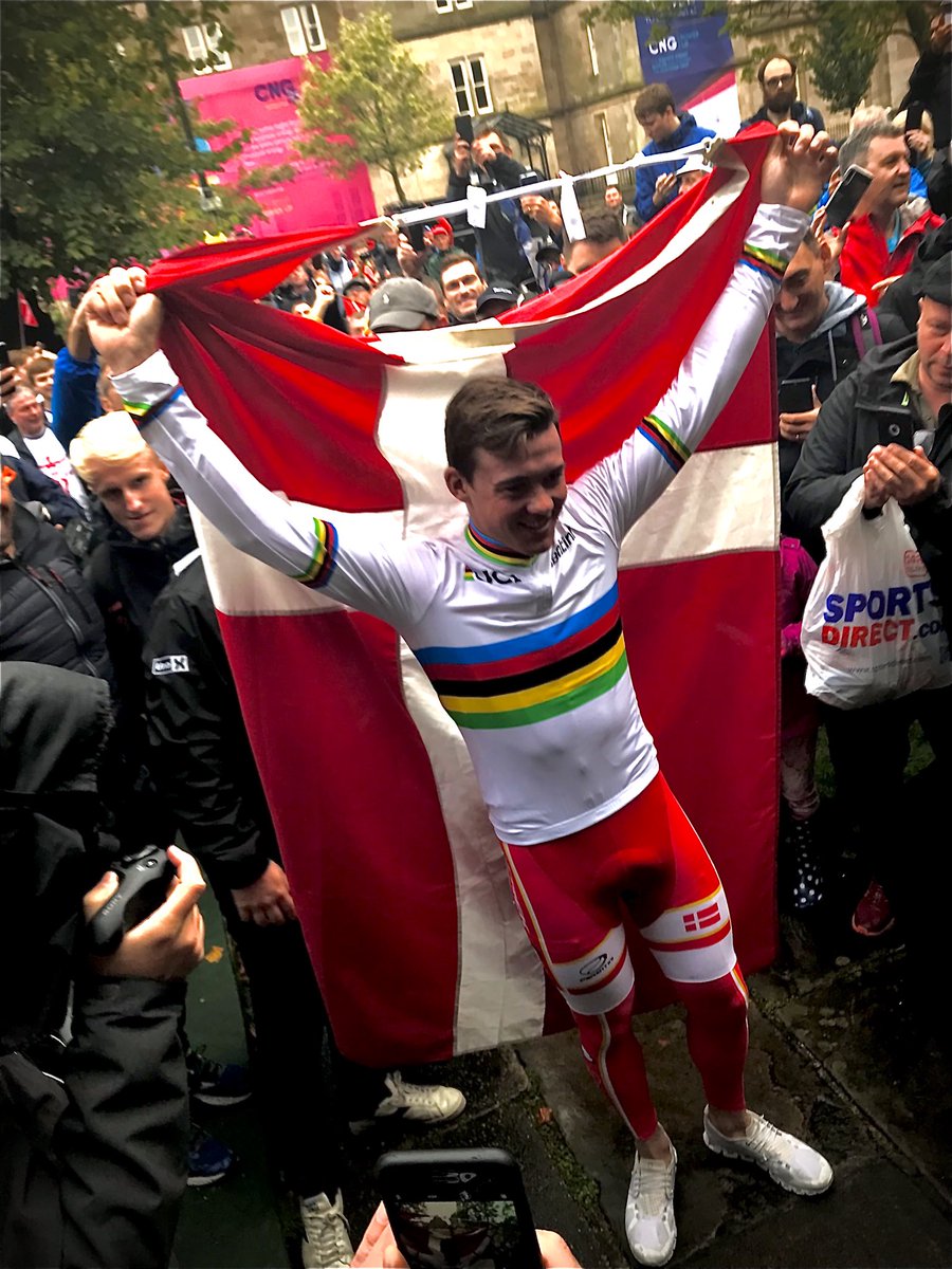 ⁦@Mads__Pedersen⁩ deu uma de anfíbio hoje e faturou a camisa arco-íris! #Junimbanomundial #cyclingcircus #yorkshire2019