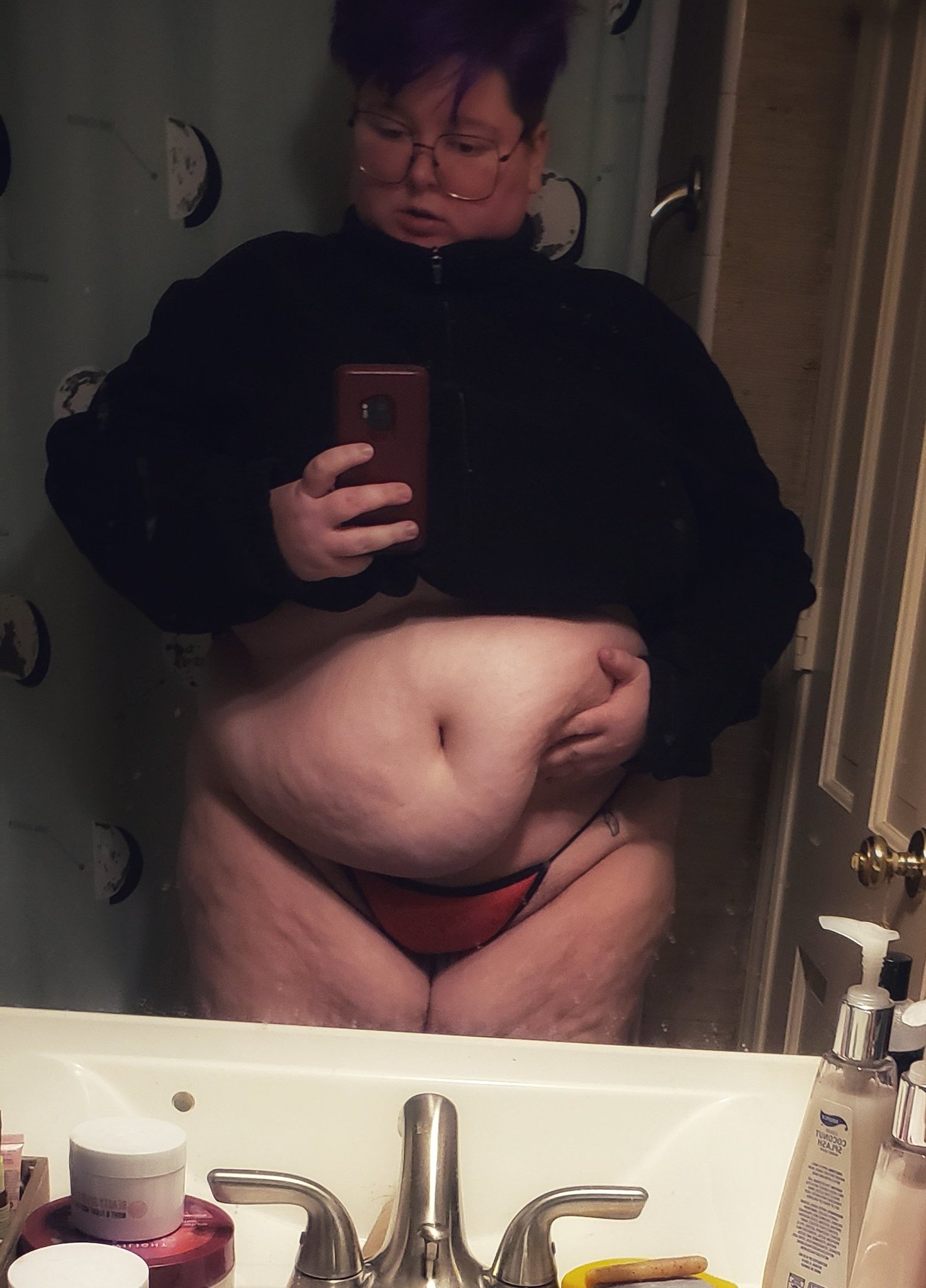 I have several g-strings that are too small for me and idk if I should keep them for pics/camming... are they hot or trashy?? https://t.co/rw2apwr46n