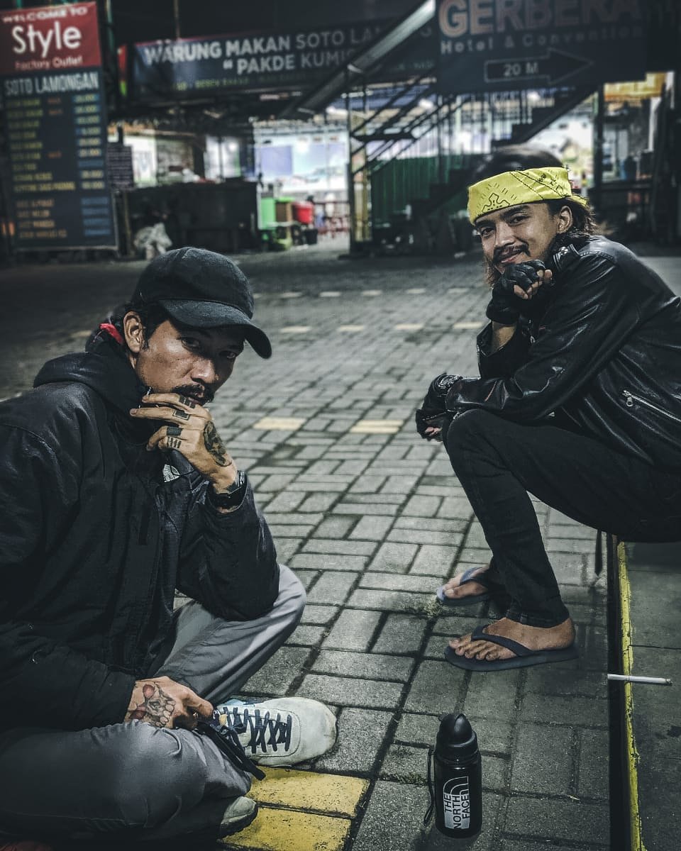 Belajarlah menilai seseorang bukan dari segi penampilan seperti cinta tidak di nilai hanya dengan kata aku sayang kamu