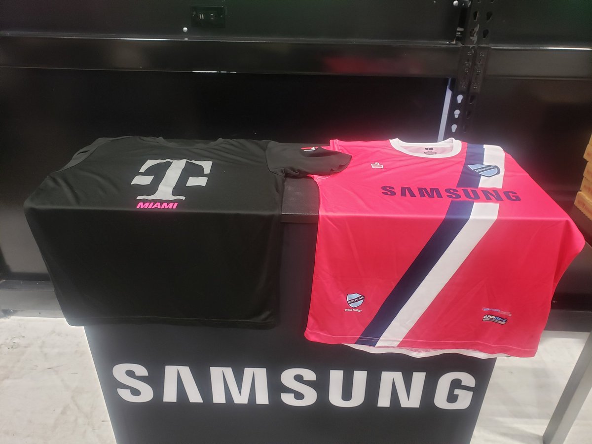rdmgperez's tweet photo. Which Shirt should I wear?  @DGaulhiac #SundayFunday #MiamiBest #FutboxDoral https://t.co/M2VVmhlFlm