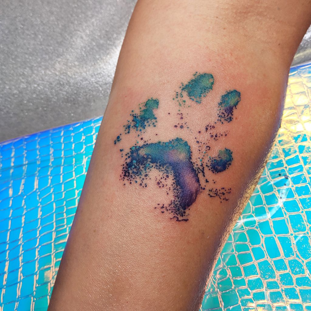 painterlyfiend's tweet photo. Custom watercolor pawprint for my raffle winner, from an adorable Goldiedoodle pupper 🐾🐾
#pawprinttattoo #fritofeet #dogpaws #tattooart #pawprint #pawprintsonourhearts
#watercolortattoo #watercolortattooartist #inkgallery  #inked #love #photoofteday
#bestclientsever https://t.co/zIJwYhIa9R