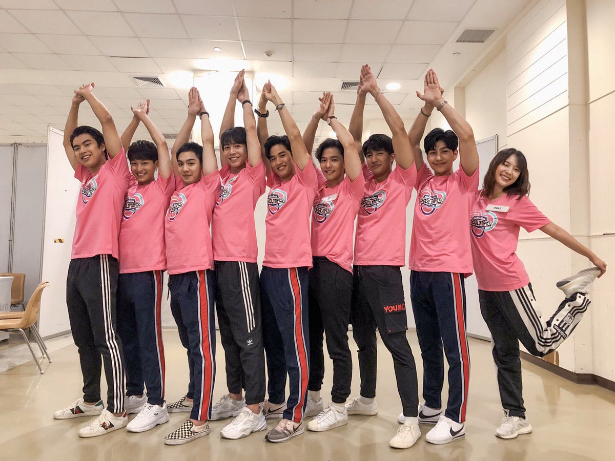 GMMTV's tweet photo. ไหนใครอยู่ทีมไหนกันบ้าง? 
บอกเลยทางนี้พร้อมมากกกกกกกกก ✊🏻✊🏻✊🏻

#รถโรงเรียนSchoolympics2019
#GMMTV https://t.co/e9cMn3mQ5f