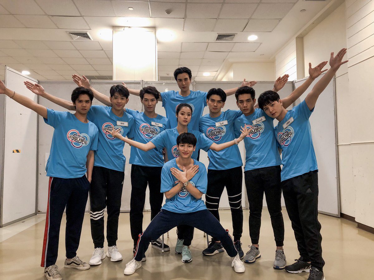 GMMTV's tweet photo. ไหนใครอยู่ทีมไหนกันบ้าง? 
บอกเลยทางนี้พร้อมมากกกกกกกกก ✊🏻✊🏻✊🏻

#รถโรงเรียนSchoolympics2019
#GMMTV https://t.co/e9cMn3mQ5f