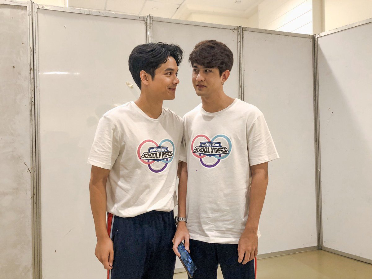 GMMTV's tweet photo. ไหนใครอยู่ทีมไหนกันบ้าง? 
บอกเลยทางนี้พร้อมมากกกกกกกกก ✊🏻✊🏻✊🏻

#รถโรงเรียนSchoolympics2019
#GMMTV https://t.co/e9cMn3mQ5f