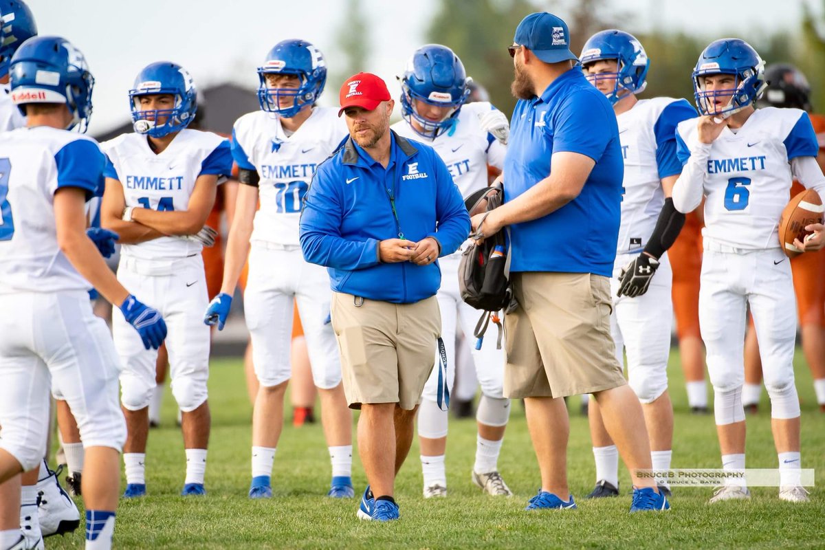 coachhargitt's tweet image. Love patrolling the sidelines for @EHSHuskies ❗️This time last fall we were 0-5, this fall we are 2-3.. #progress #programbuilding @idahosports @KTVBhss @CoachBrentMyers @CoachUdy @tf241 @Yotes30 @IRONGIRAFFE12