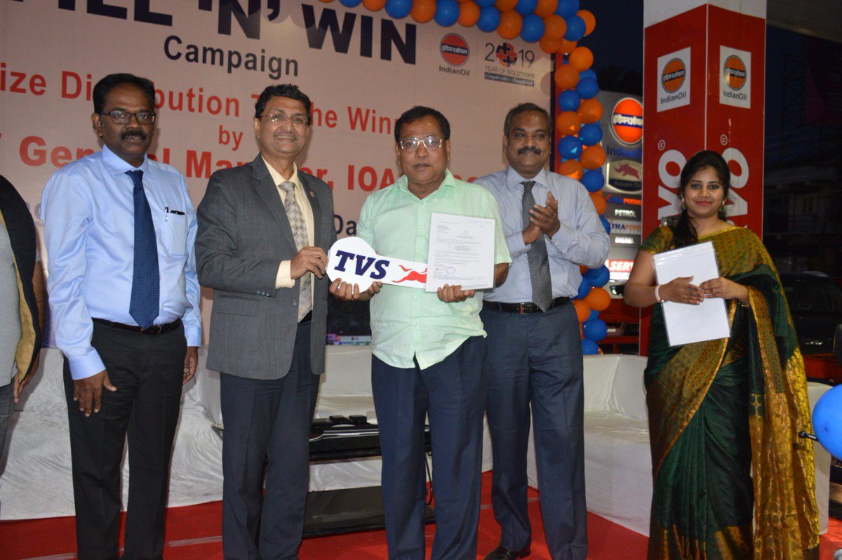 IOCL_Assam's tweet photo. Fill 'N' Win campaign launched by @ChairmanIOCL Mr Sanjiv Singh concluded successfully with CGM IOAOD Mr. Uttiya Bhattacharyya handing out prizes to winners of Guwahati DO, IndianOil AOD State Office. Prizes included Car, Bikes, #kurlon hampers and home appliances. #ioclassam https://t.co/JiG7kQcBMq