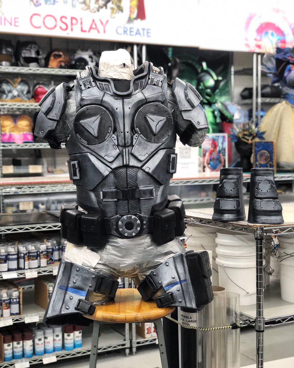 Dhareza's tweet photo. Still have a bit of painting to do and all the lights/electronics but my #GearsOfWar armor is almost ready for #NewYorkComicCon. Do I have it in me to make a #consafe weapon in 3 days?.. All sealing and paint using @PlaidCrafts on #evafoam. https://t.co/clxgNL6UCS