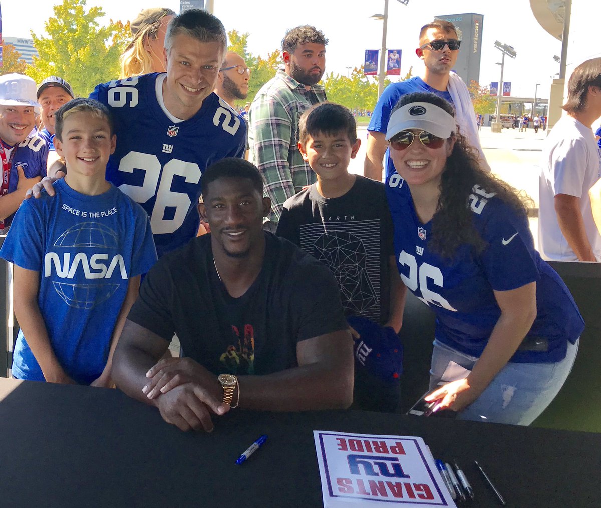 HomesByChrisNJ's tweet photo. It was an honor to meet 3x pro bowl and Super Bowl Champ @antrelrolle26 Thanks for the photo and the laugh. https://t.co/M5bKAkhZqA