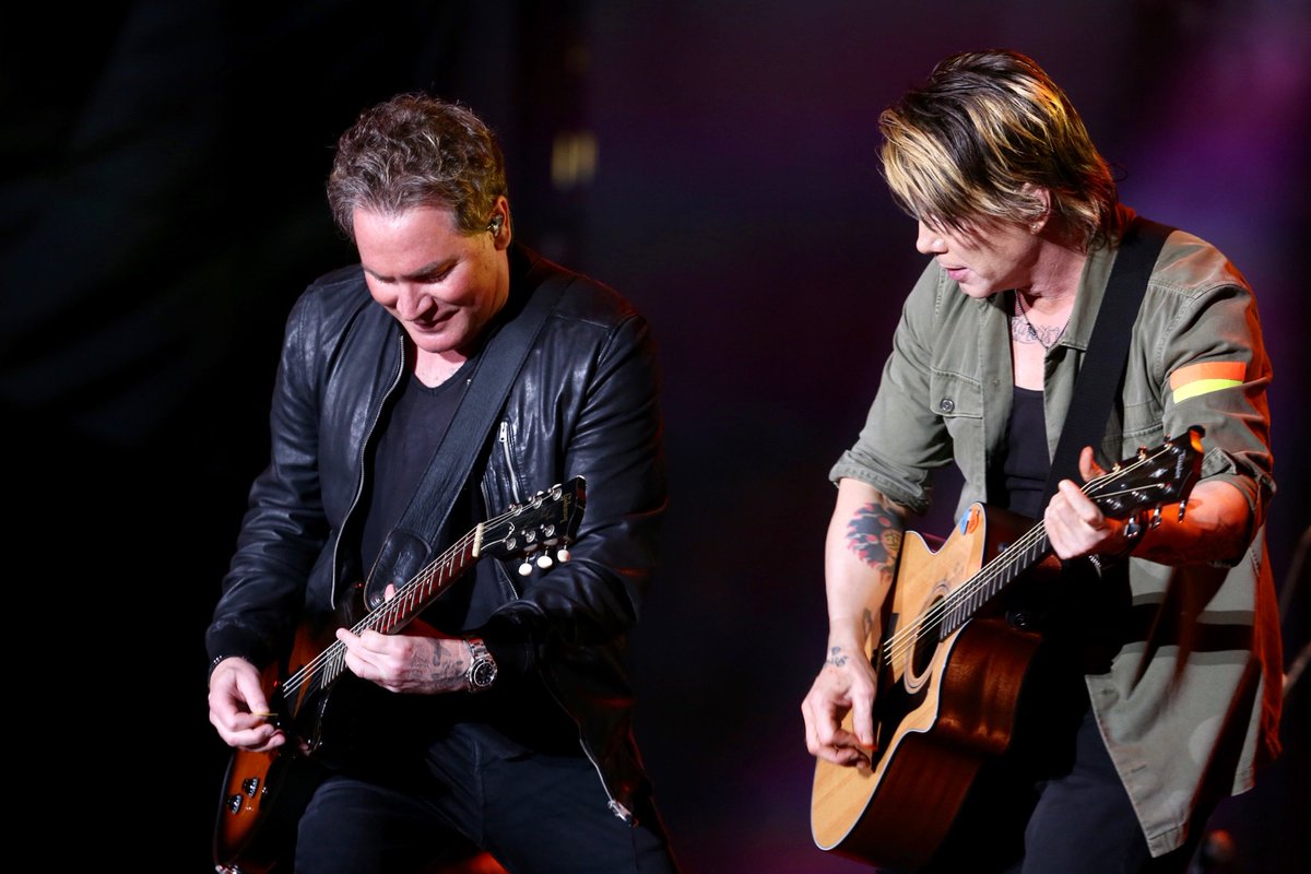 HugoGloss's tweet photo. And I dooonโt want the world to see meeee! Neste terceiro dia de #RockInRio, a banda Goo Goo Dolls subiu ao palco Mundo para apresentar seus maiores hits. Ver #Iris e #HereIsGone de pertinho tem toda uma emoรงรฃo especial, nรฉ?! (Fotos: Roberto Filho/Brazil News) https://t.co/zLkQBgIcuP