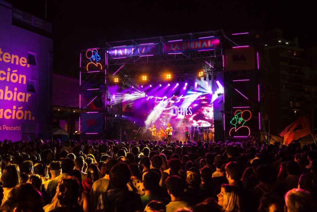 Así fue el cierre de #LaBienal 🎉 

Jeites <a href="/Jeites/">Jeites</a> tocó en vivo y hubo fiesta en la Terraza de <a href="/ElRecoleta/">CENTRO CULTURAL RECOLETA</a> 🎶

Gracias por ser parte 🐵💚