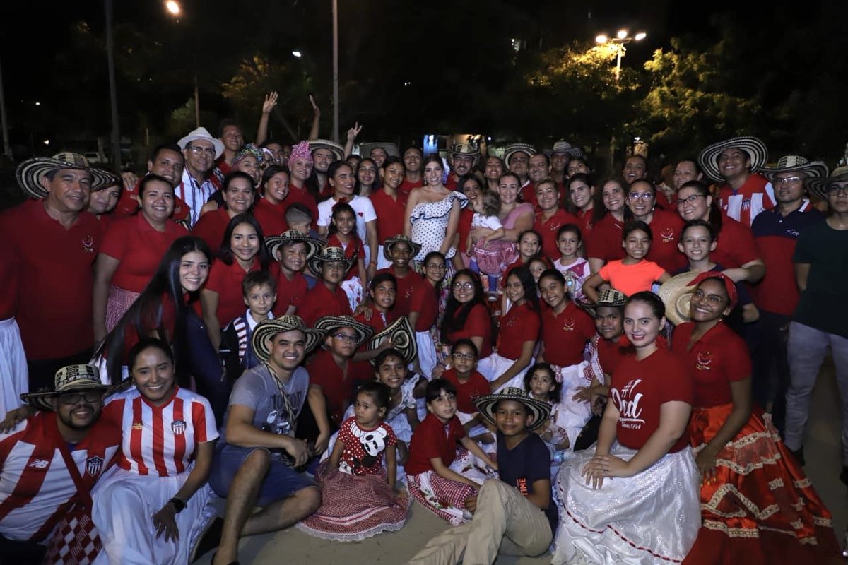 isabellachams's tweet photo. Última parada de la noche con @lagigantonabaq, que desde ya calienta motores pa’ bailar la fiesta más linda de Colombia. Gracias Germán Álvarez y a todos sus ‘Gigantones’ por hacerme Miembro Honorario de su cumbiamba. ❤️🥁 https://t.co/bVWRb0NBRF