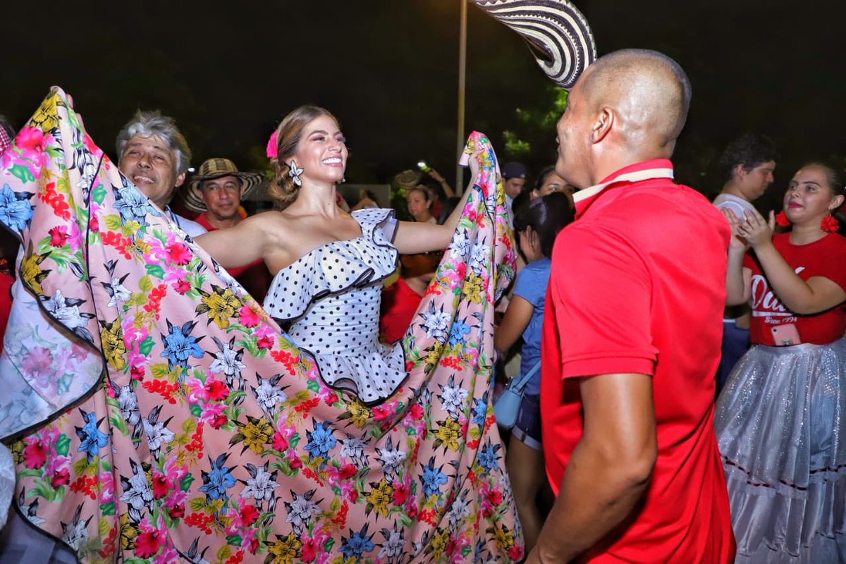 isabellachams's tweet photo. Última parada de la noche con @lagigantonabaq, que desde ya calienta motores pa’ bailar la fiesta más linda de Colombia. Gracias Germán Álvarez y a todos sus ‘Gigantones’ por hacerme Miembro Honorario de su cumbiamba. ❤️🥁 https://t.co/bVWRb0NBRF