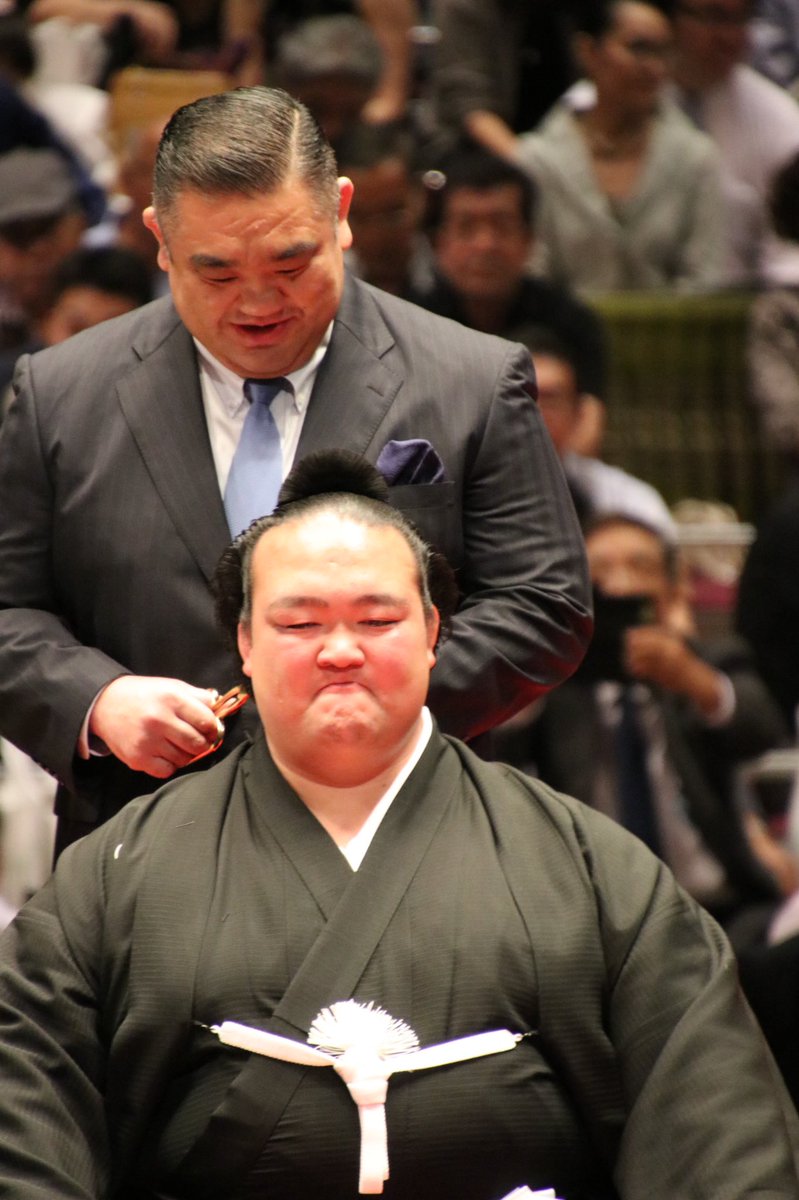 Uzivatel くまねこさん Na Twitteru 背後に立ってからずっと話しかけているんですよね 本当にお人柄です 西岩親方 若の里 稀勢の里引退相撲 断髪式