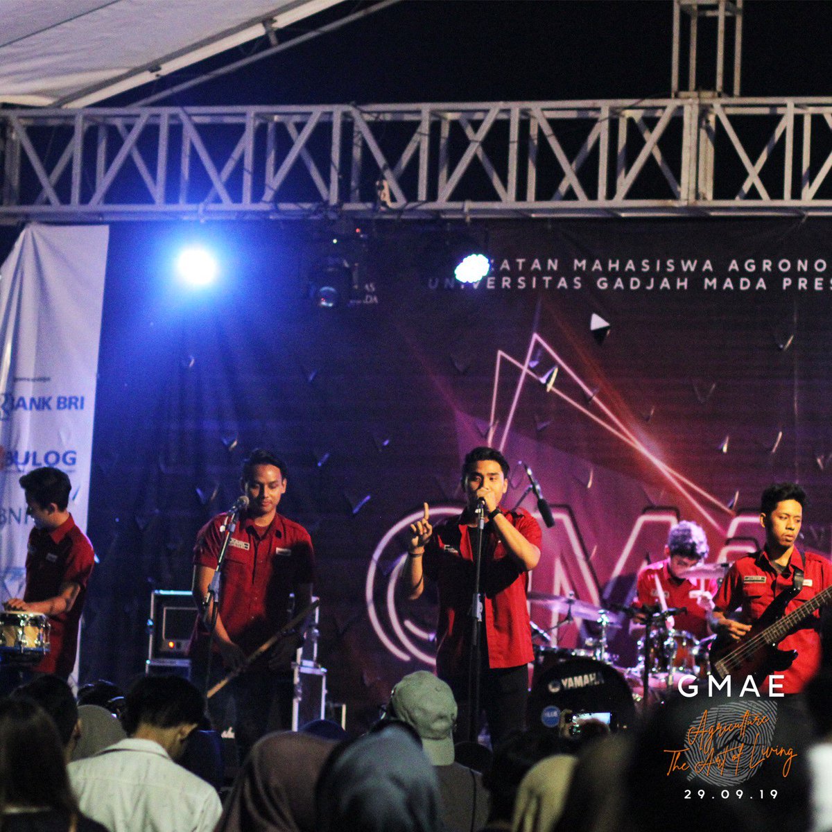 No one can do it quite like him. The energy, the sound, and the good vibes. 

Now performance: The Kandang