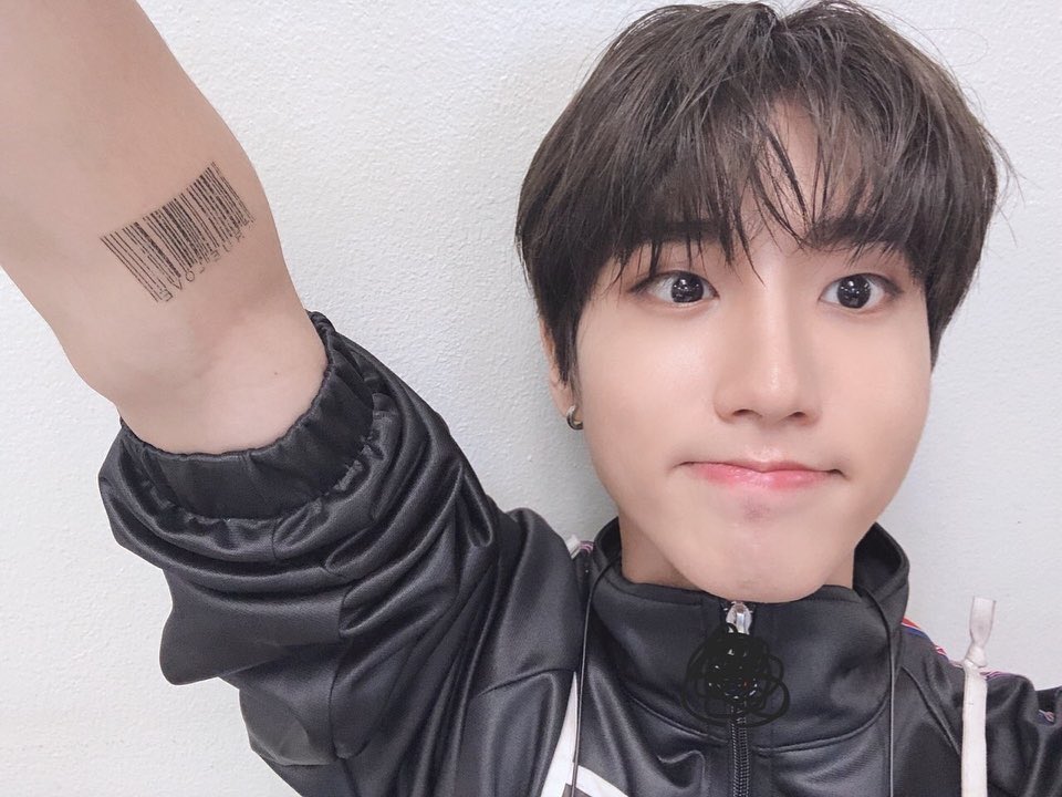sejeorng's tweet image. #한다람쥐성

From Realstraykids Instagram Account: 

Please look forward to today ( KCON ) !!
#stickertattoo
