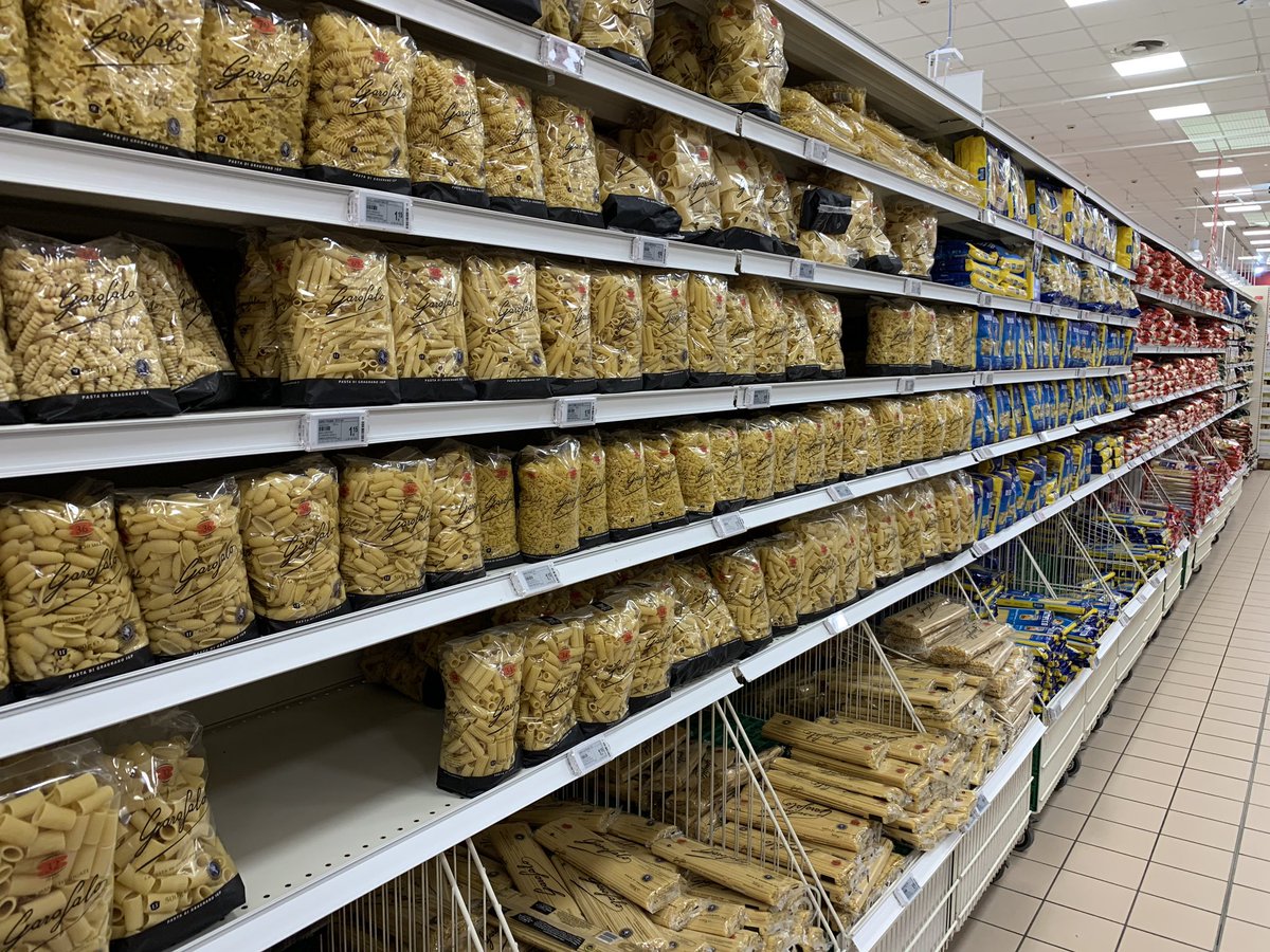 これは、イタリアのチェントロ・コンメルチャーレ(大型スーパー)のパスタの棚。
さすがの多さです? 