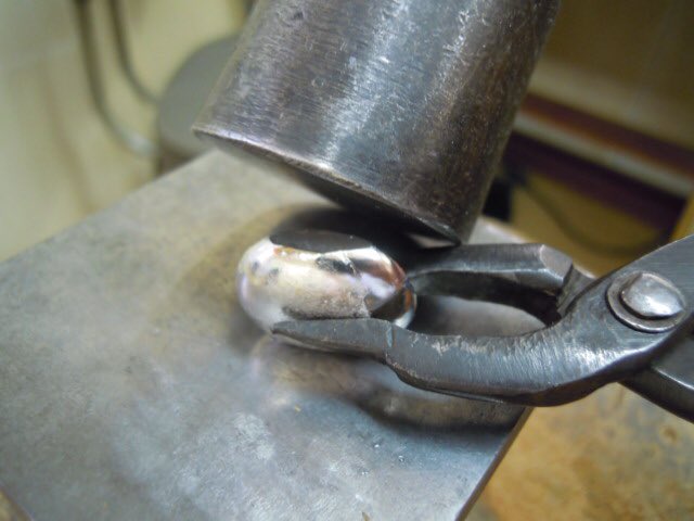 宝飾職人 ジュエリーコウキ V Twitter 鍛造リングの作り方 鍛造リングとは 鍛えて 造った指輪のことです 日本の伝統技法の一つです どうやって指輪を作るのか それは鍛治で鍛錬をします ハンマー で指輪の地金の プラチナやゴールドを金床に 乗せて叩いて締め上げ