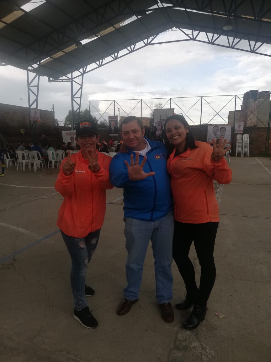 conpachosuarez's tweet photo. En una jornada muy provechosa, hoy estuvimos hablando con los jóvenes del municipio, personas de la tercera edad, compartimos amistosamente con otros candidatos y recibimos el apoyo de los amantes del tejo. Gracias a todos por su respaldo. 😁💪🤝👉🗳4️⃣👈🎨🎭🎸📚⚽️ #Mosquera https://t.co/nvKiSz5t96