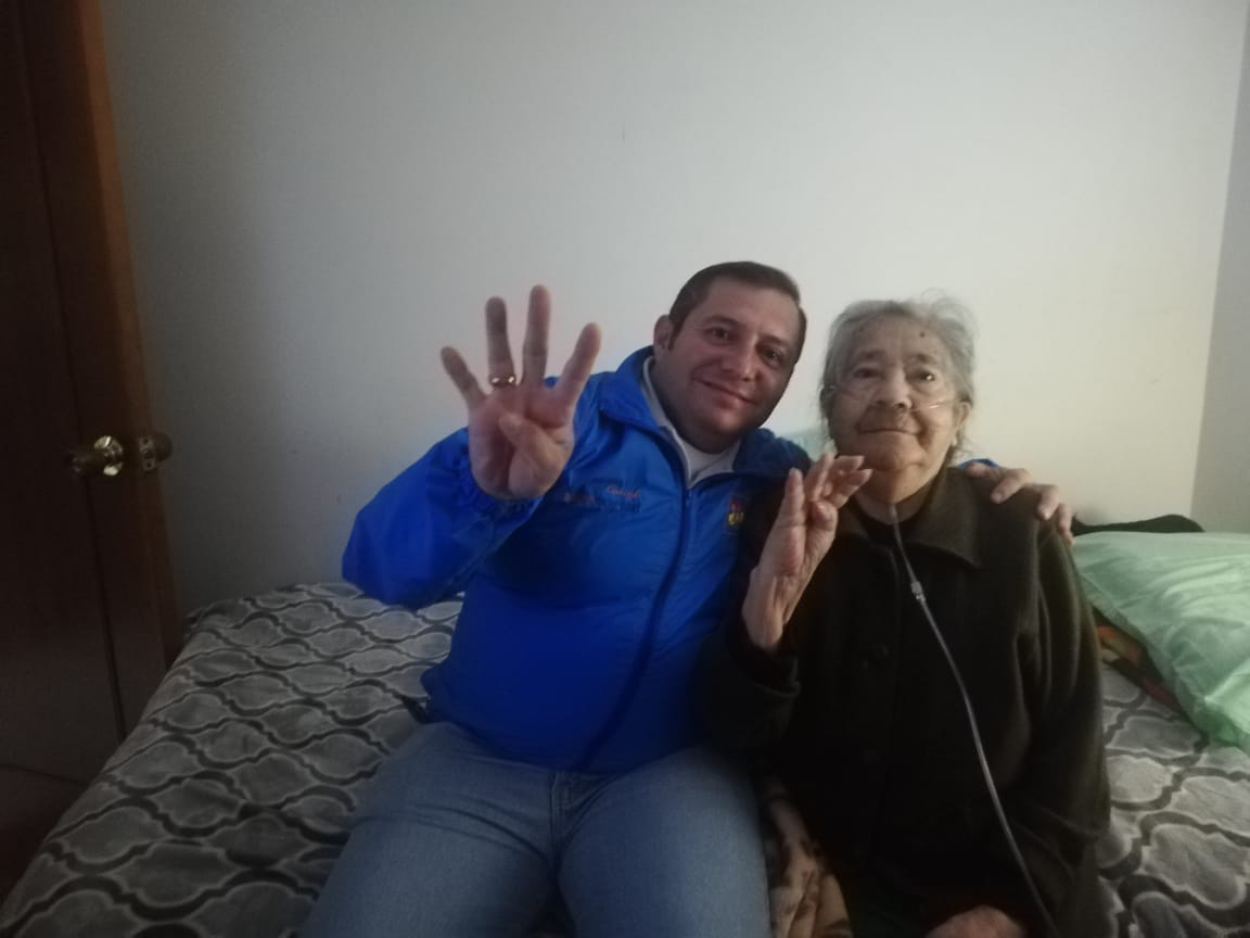 conpachosuarez's tweet photo. En una jornada muy provechosa, hoy estuvimos hablando con los jóvenes del municipio, personas de la tercera edad, compartimos amistosamente con otros candidatos y recibimos el apoyo de los amantes del tejo. Gracias a todos por su respaldo. 😁💪🤝👉🗳4️⃣👈🎨🎭🎸📚⚽️ #Mosquera https://t.co/nvKiSz5t96