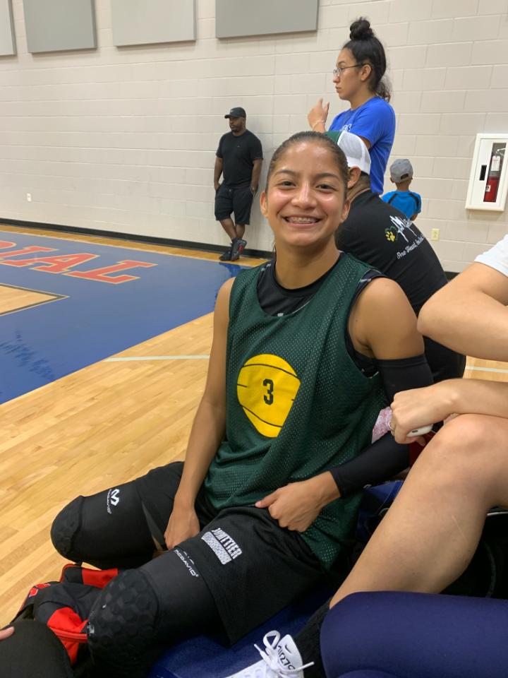 AngelaM56107112's tweet photo. Great basketball weekend...South Texas Classic Showcase. My Avalon says Thank you to @ladyhuskybb for allowing her to play. #SQUADGOALS #SISTERS #URONLYASGOODASTHEPACKURUNWITH #saladyoutlaws1_ #32EdisonBears #AvalonMunoz https://t.co/Qd9oT9R9OI