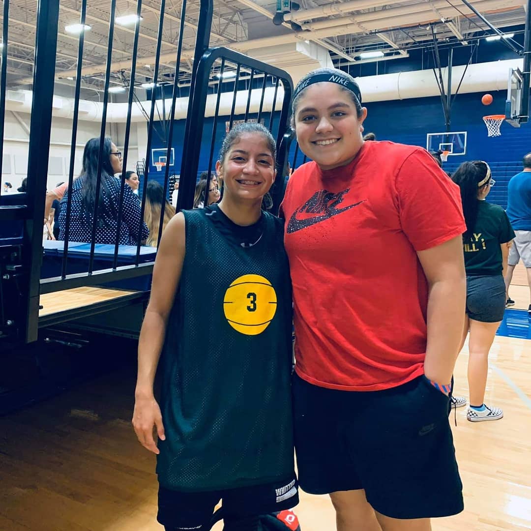 AngelaM56107112's tweet photo. Great basketball weekend...South Texas Classic Showcase. My Avalon says Thank you to @ladyhuskybb for allowing her to play. #SQUADGOALS #SISTERS #URONLYASGOODASTHEPACKURUNWITH #saladyoutlaws1_ #32EdisonBears #AvalonMunoz https://t.co/Qd9oT9R9OI