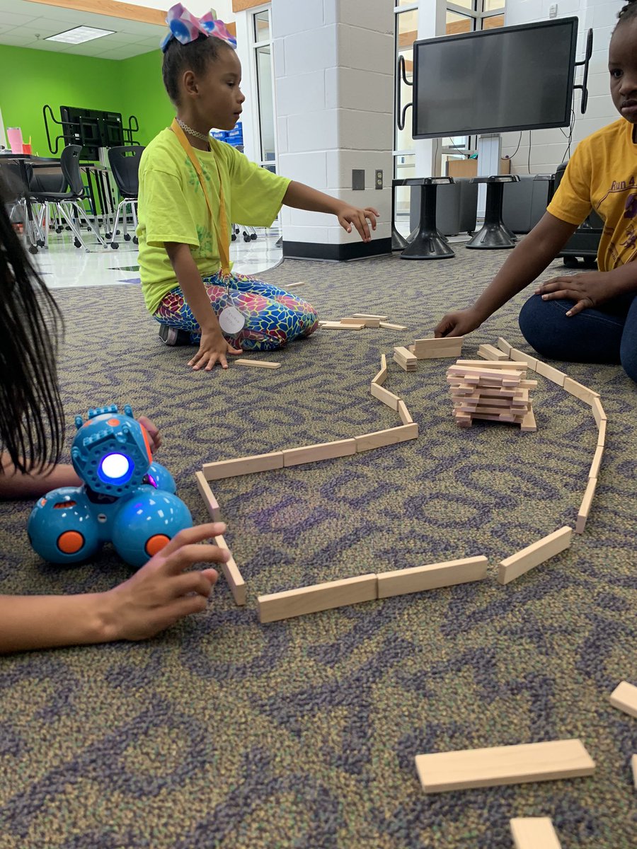 mrs_davis3's tweet image. Working with the Dash bots this past week! Can’t wait for Robot club starting tomorrow!!!!! 🤖🙌🏻 #dashbot #3rdgrade #steam #robotclub #middierising #riseupteamwild @Wildwood_Tweets